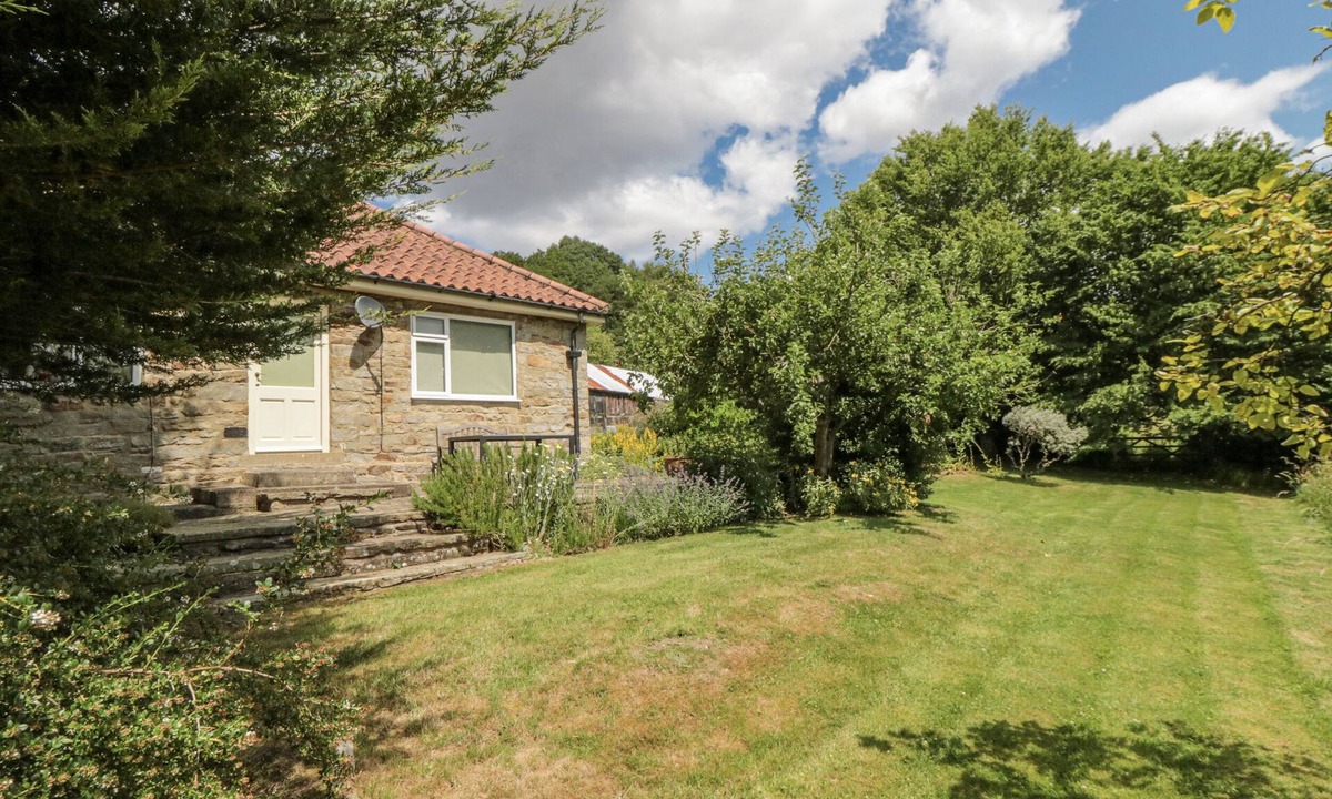 Hartoft Cottage | LOW MUFFLES BRIDGE, family friendly, with open fire in Pickering
