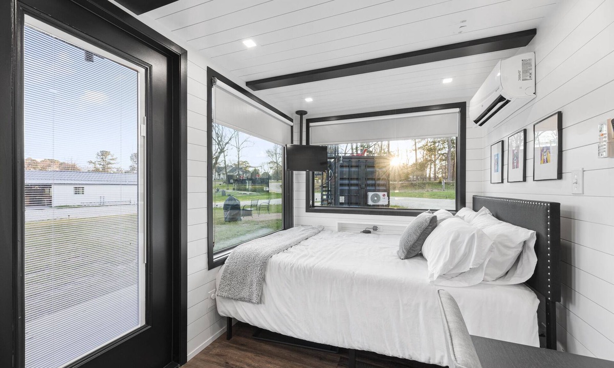 Willis Cottage | Low N' Slow -2 mins to Lake Conroe! Rooftop deck, Heated Pool, Fire Pit