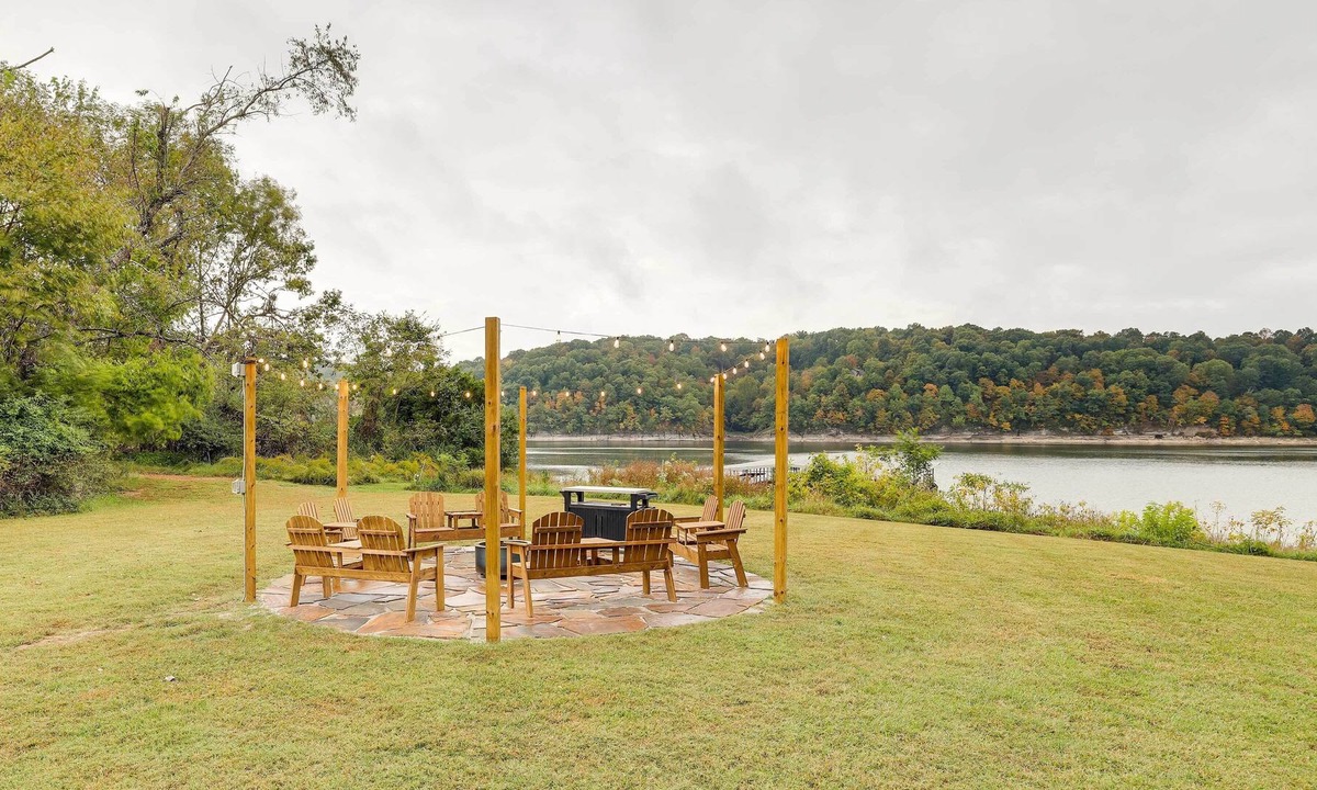 Lowell House | Lowell Retreat: Beaver Lake Access & Fire Pit!