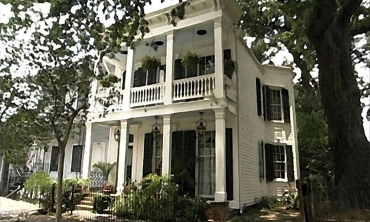 Faubourg Livaudais House | Lower Garden District 1863 Historic Guest House