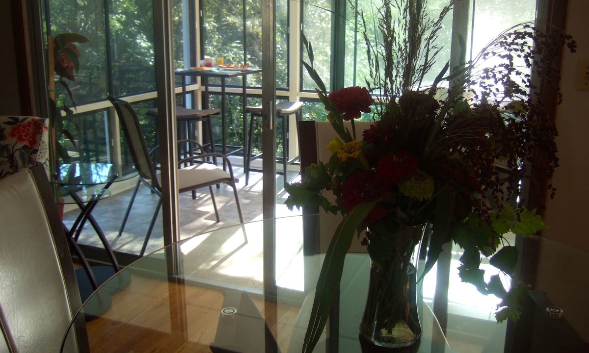 Ames Bed & Breakfast | Loya's Little House Bed & Breakfast