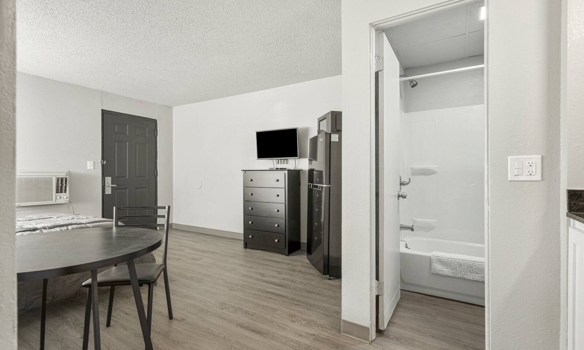 Tulsa Apartment | LTA Suites Brookside