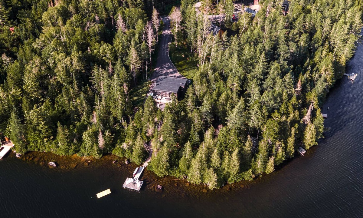 Sainte-Lucie-des-Laurentides Cottage | Luxury waterfront chalet with fireplace, dock, quiet lake & hot tub