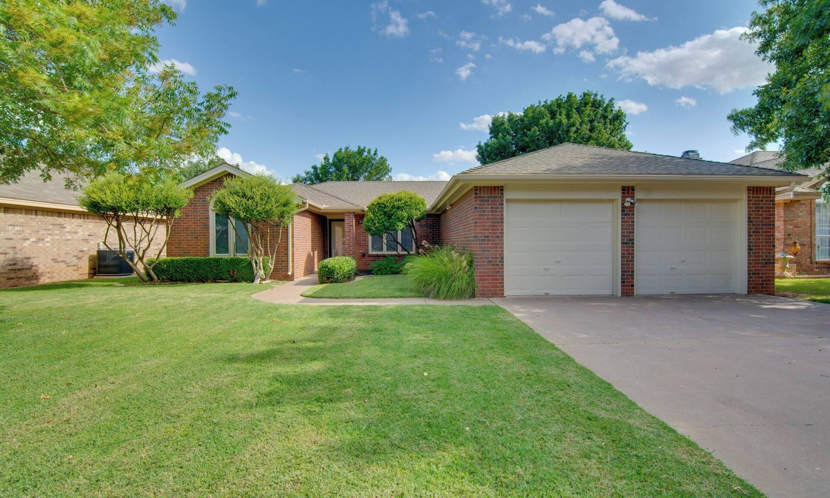Lubbock House | Lubbock Home w/Deck & Yard - 8 Miles to TTU!