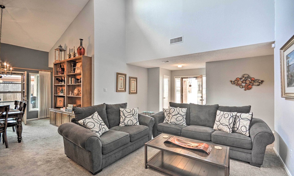 Heart of Lubbock Apartment | Lubbock Townhome w/Grill Near TTU & Downtown!