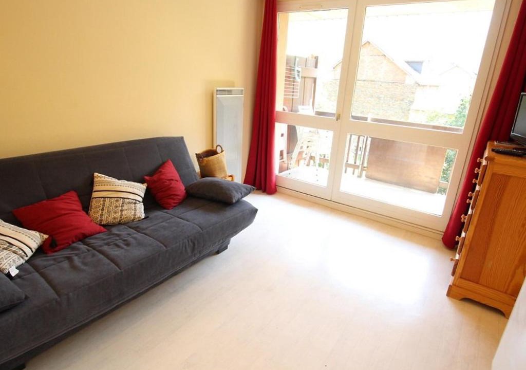 Bagneres-de-Luchon Apartment | Luchon - T2 avec balcon, animaux admis, parking - FR-1-313-146