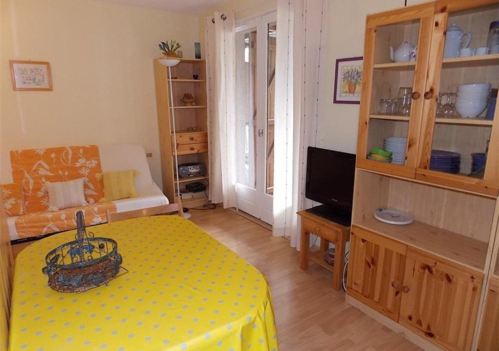 Bagneres-de-Luchon Apartment | Luchon T2 Centre Ville avec Balcon Sud et Parking - Animaux Admis - FR-1-313-194