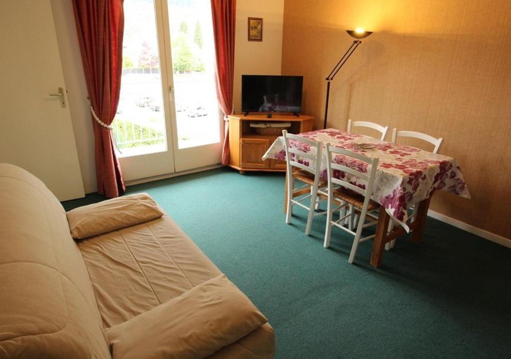 Bagneres-de-Luchon Apartment | Luchon - T2 pour 4 pers. avec balcon et parking - FR-1-313-185