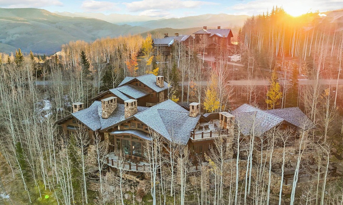 Beaver Creek House | Lucky Boot Lodge - 7 bedrooms, walk to ski, stunning views, hot tub, fire pit