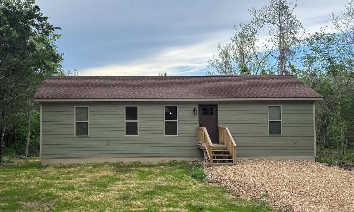 Steelville Cabin | Lucky Clover Cabin-Private Getaway 10 minutes from I-44 and Close to Floating