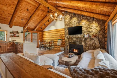 La Pine House | Lucky Logger Cute and Cozy Cabin Getaway