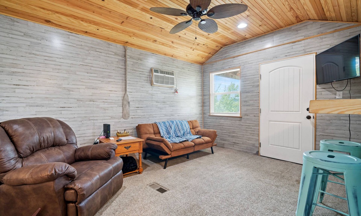 Glenwood Cabin | Lucky's Canoe & Kayak Cabin #2 - Caddo River Access!