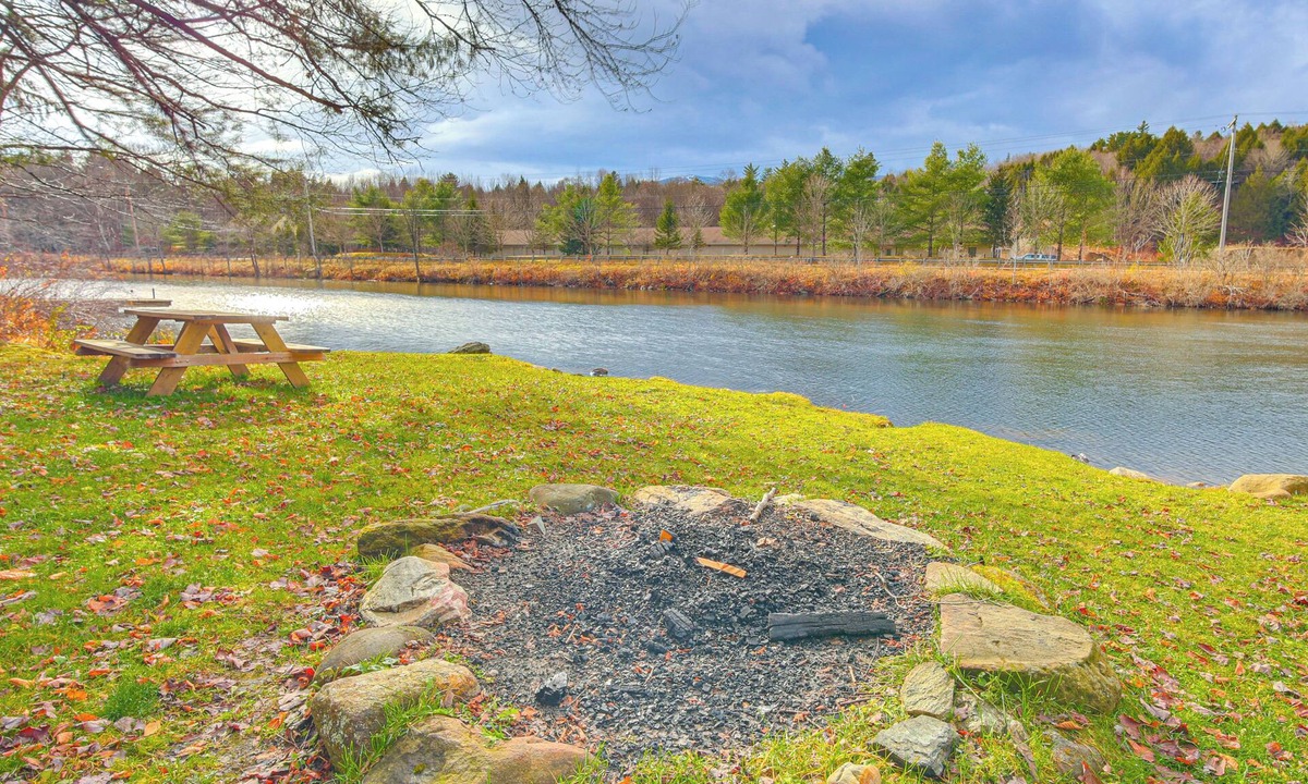 Ludlow Cottage | Ludlow Cabin on Lake Pauline w/Outdoor Fire Pit