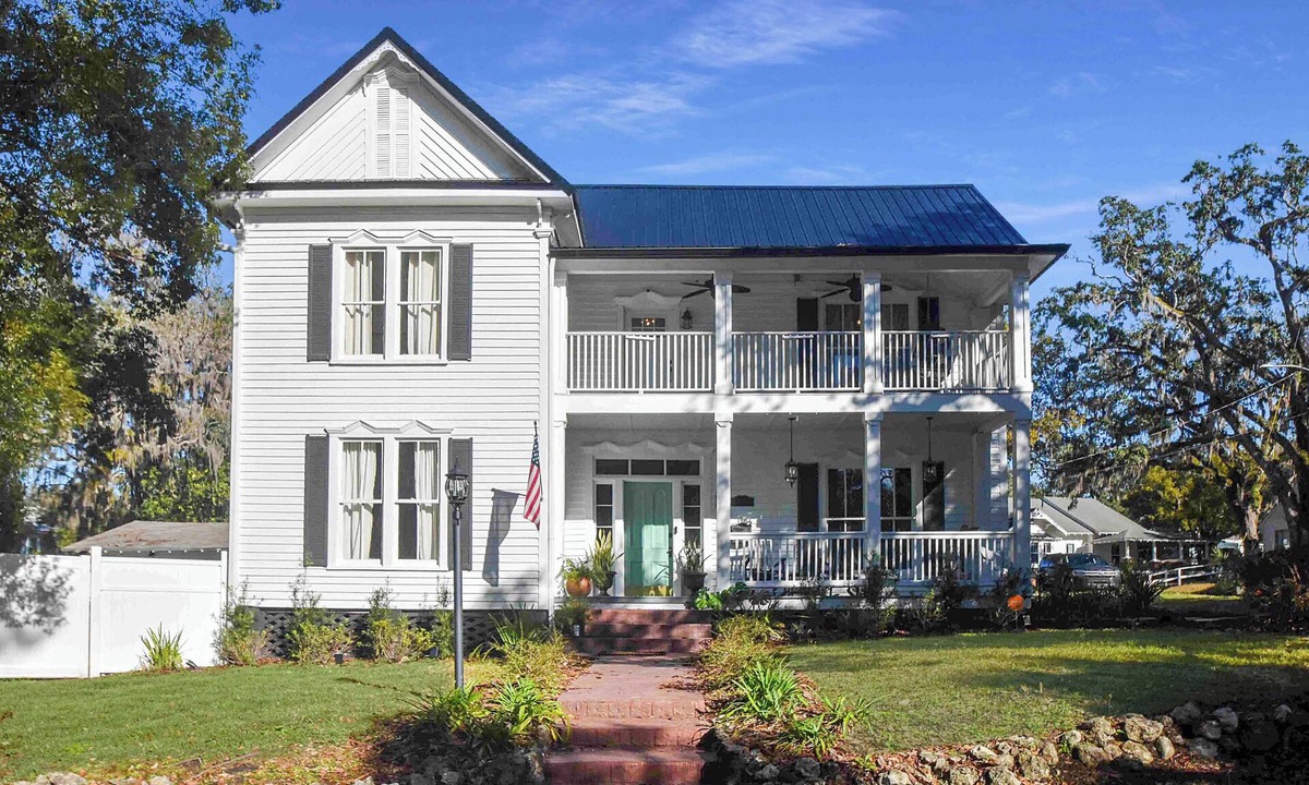 Brooksville House | LULU Street Retreat-Historic Home in Brooksvillen12 miles from Cabot Farms Golf