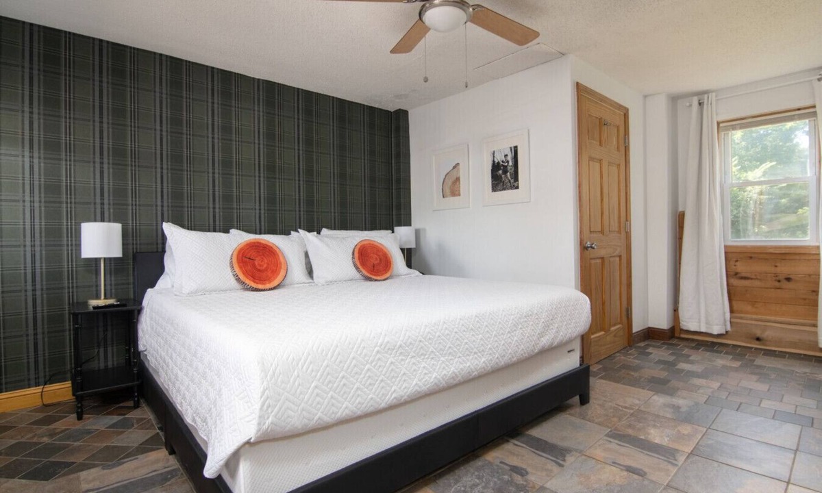 Balsam Lake Bed & Breakfast | Lumber Jill Lodge - King Studio