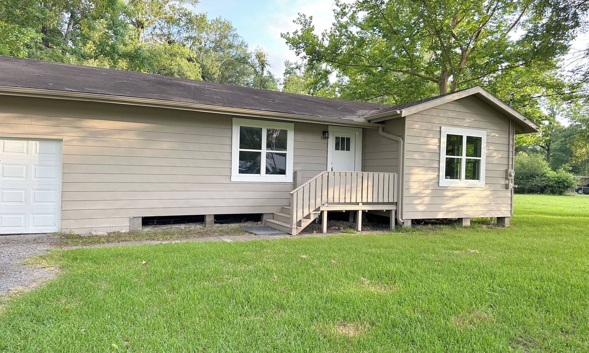 Voth House | Lumberton Texas 3 bedroom 1 bath updated home Pet Friendly