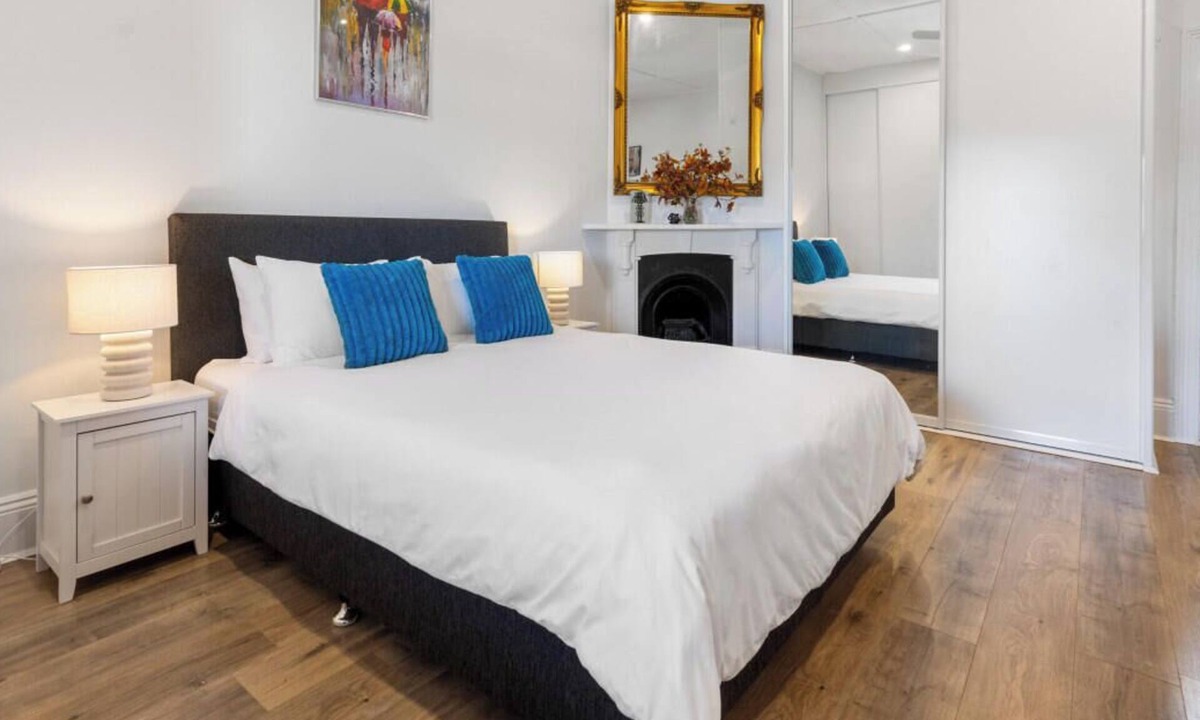 Hyde Park Apartment | Lume Outlook - Dedicated Workspace, Wi-FI, Parking