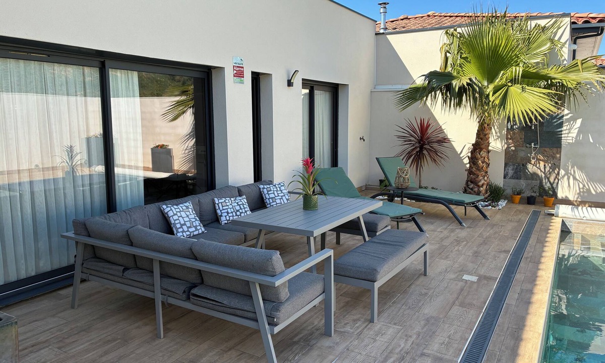 Narbonne Villa | LUMINIA - SOUTHERN VILLA ☀️ COMPTEMPORARY POOL & COMFORT PLUS 3 BEDS.