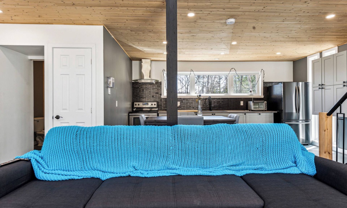 Grenville-sur-la-Rouge Ski Chalet | Luminous Chalet