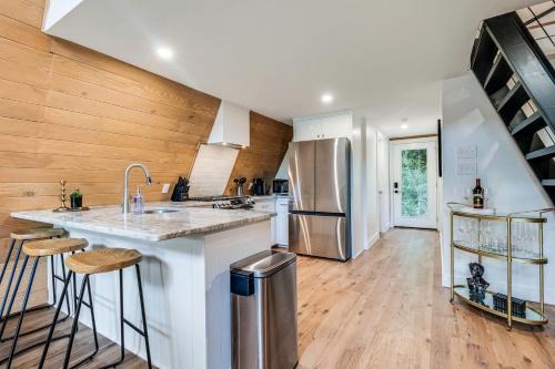 New Iberia House | Luminous Elegant A-Frame with Jacuzzi and Lofted Areas in Louisiana