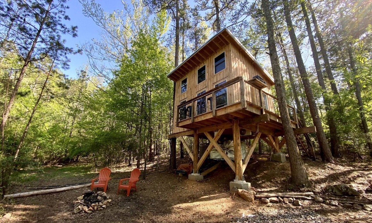 Boles House | Luminous Peaceful Treehouse with Incredible Forest Views and Fire Pit in Arkansas