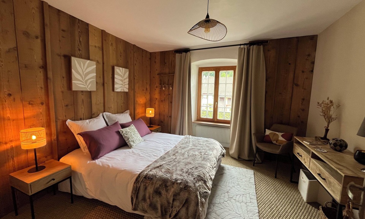 Husseren-Wesserling Bed & Breakfast | Luna room