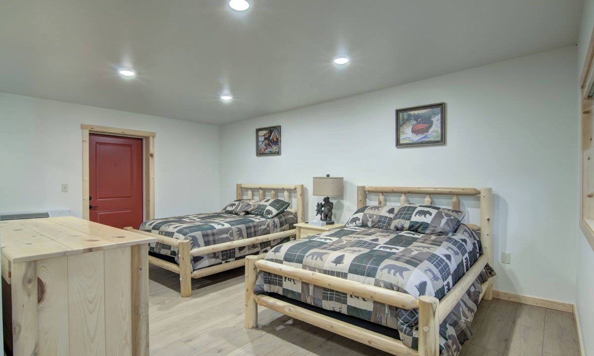Drummond Cabin | Lundy's Black Bear - Rosewood