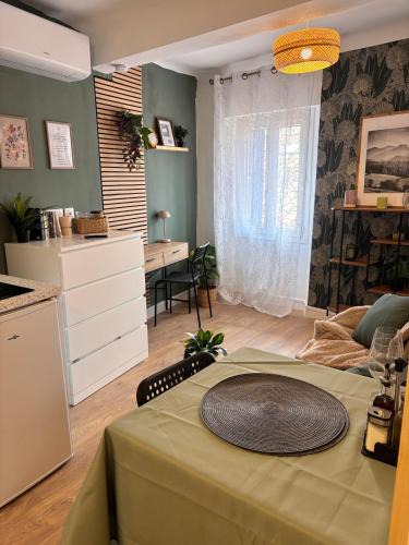 Belgentier Apartment | Lunea Cocon cinéma popcorn et café d'accueil