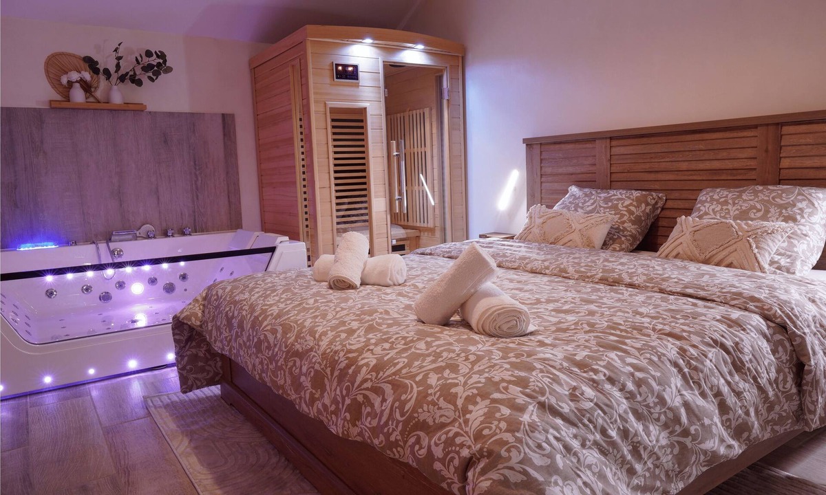 Dompierre-sur-Besbre Apartment | Lunéa - Premium Suite with Spa and Sauna