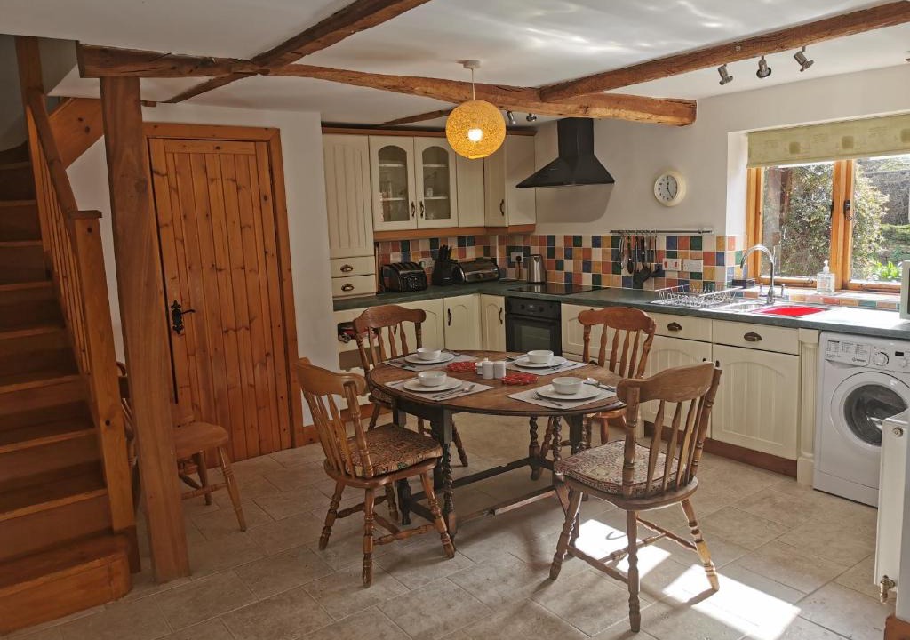 Albrighton House | Lupin Cottage at Boningale Manor