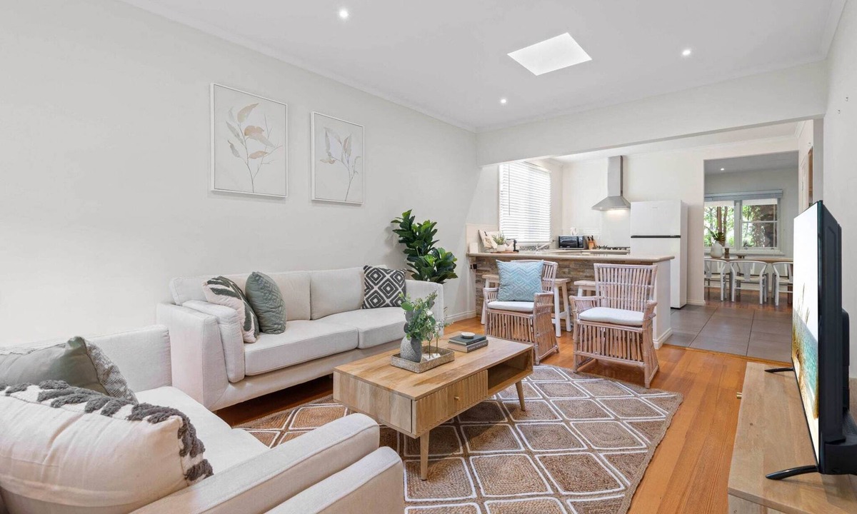 Rosebud Apartment | Lush 3-Bed House near the Beach