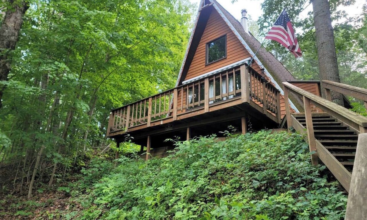 Luther Cabin | Luther Secluded Riverfront A-Frame