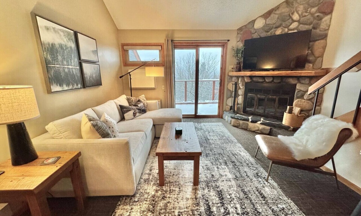 Lutsen Apartment | Lutsen Ski-In/Ski-Out | Moose Mtn Views | Hot Tub