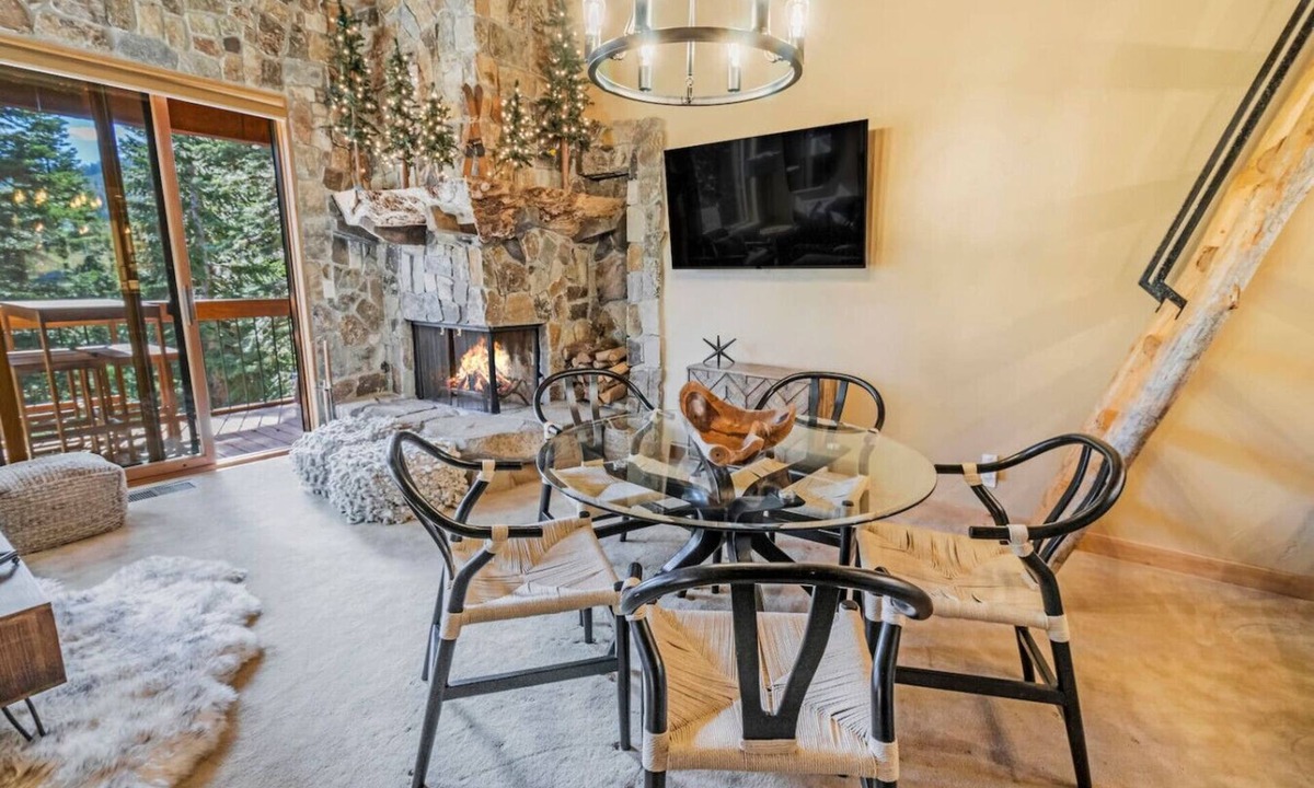 Truckee Villa | Lux 2BR Northstar Home: Scenic Views, Mountain Biking, Golf, Hikes, 15 m to Lake