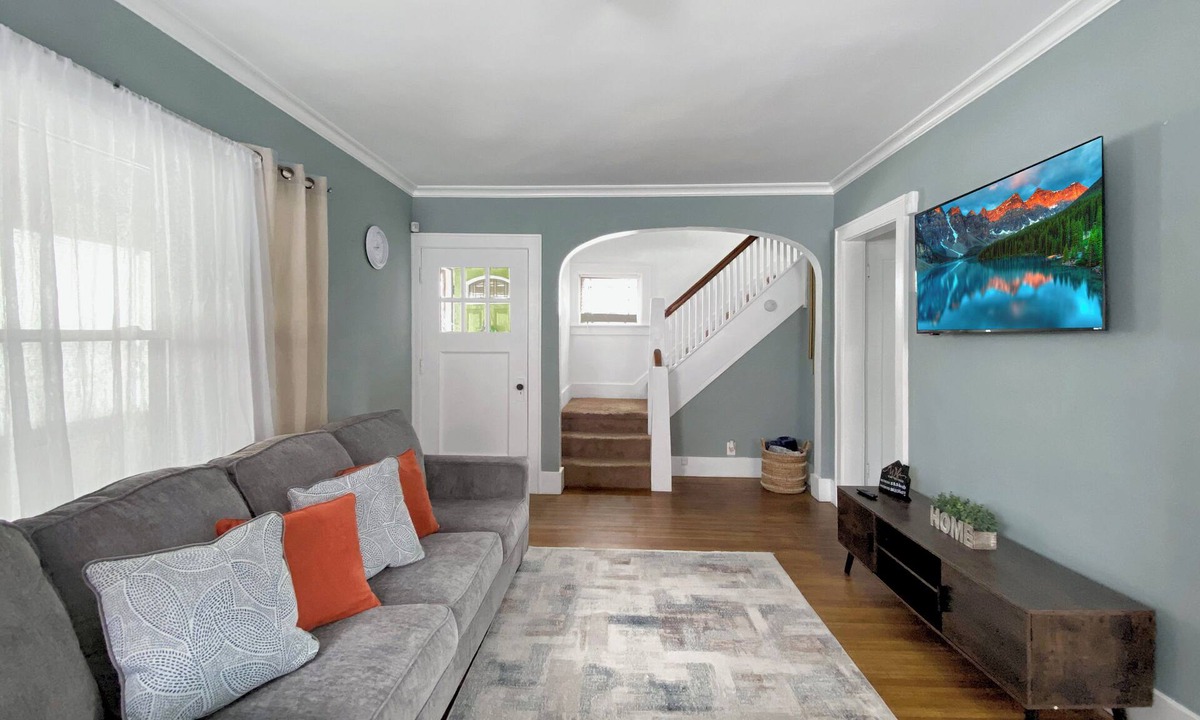 Rochester House | Lux 3BR, King Bed, Parking, Near UofR & Airport