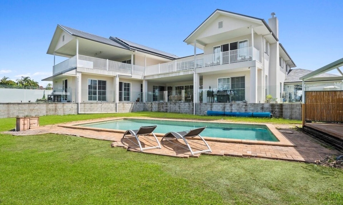Carrara House | Lux 5 Bed Home Sleeps 16, Expansive Yard & Pool
