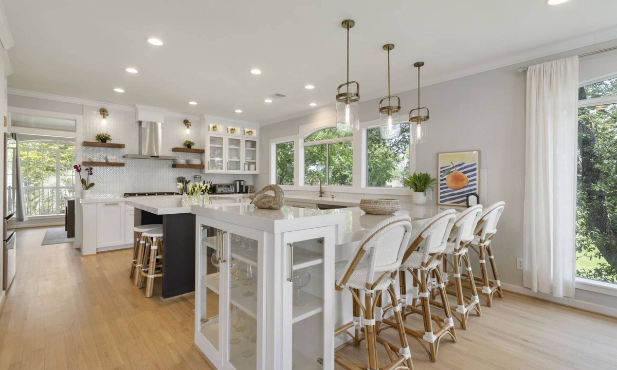 Montgomery House | Lux 5 BR Lakefront | Hot Tub | Firepit | Gameroom | Fireplace | Private Boat Dock