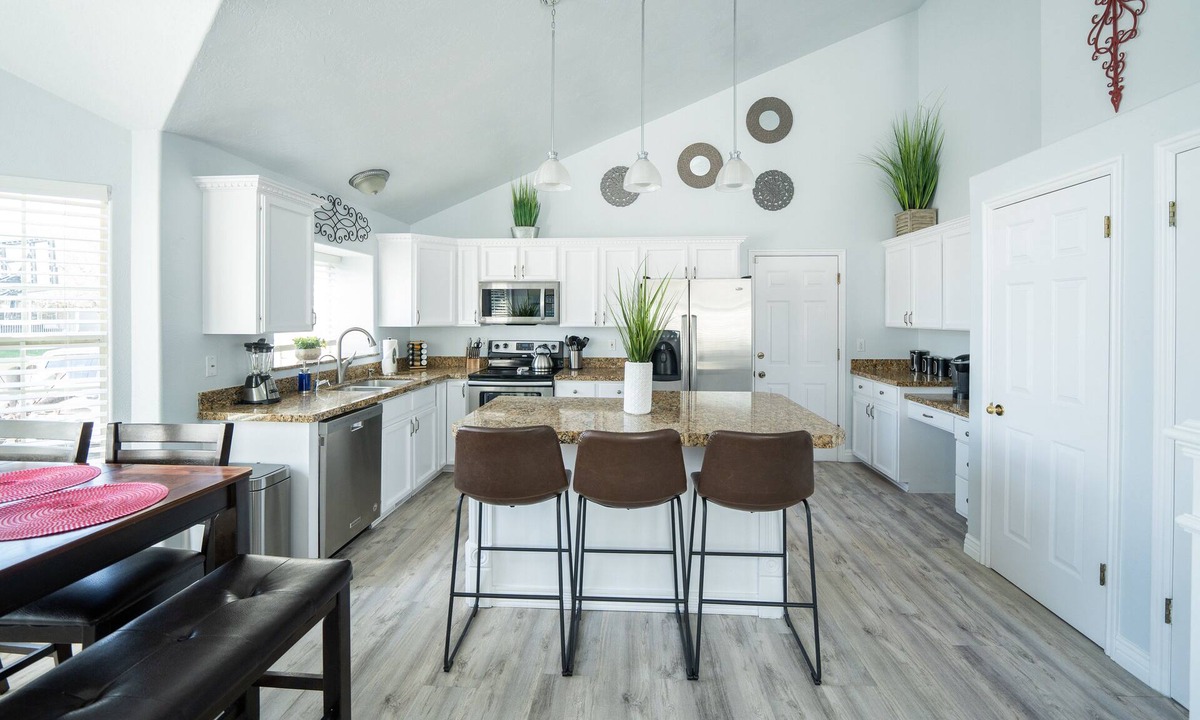 West Jordan House | Lux 5bd King w/Theater+Office