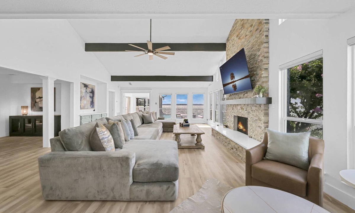 Walden on Lake Conroe House | Lux 6BR Lakefront Estate | Heated Spa | Gameroom | Private Dock | 60 Night Min