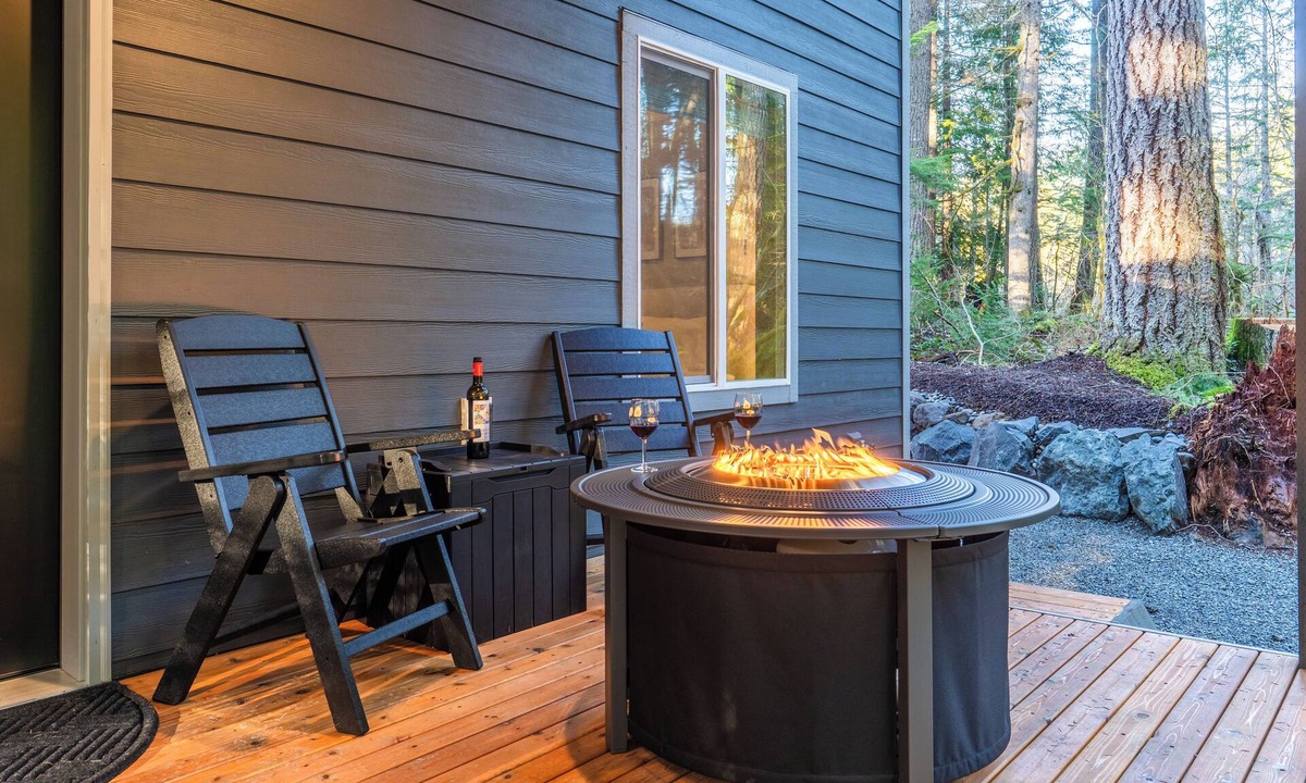 Ashford Cabin | Lux Chalet with Air Hockey, Hot Tub, & Fire Place