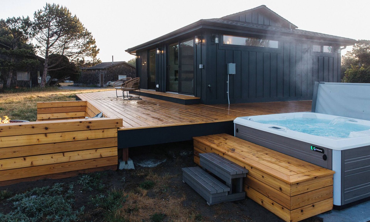 Oak Harbor House | Lux Coastal Retreat & Hot Tub