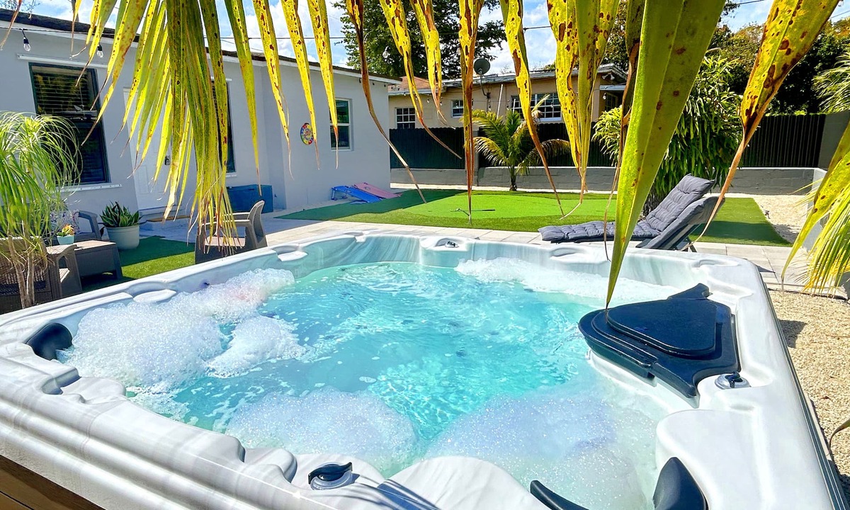 Liberty City House | Lux, Comfy & Fun ~ Location ~ Backyard ~ Games!