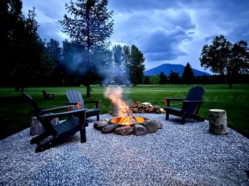 West Glacier House | Lux Fly-Fishing Haven near Glacier Park - Hot Tub