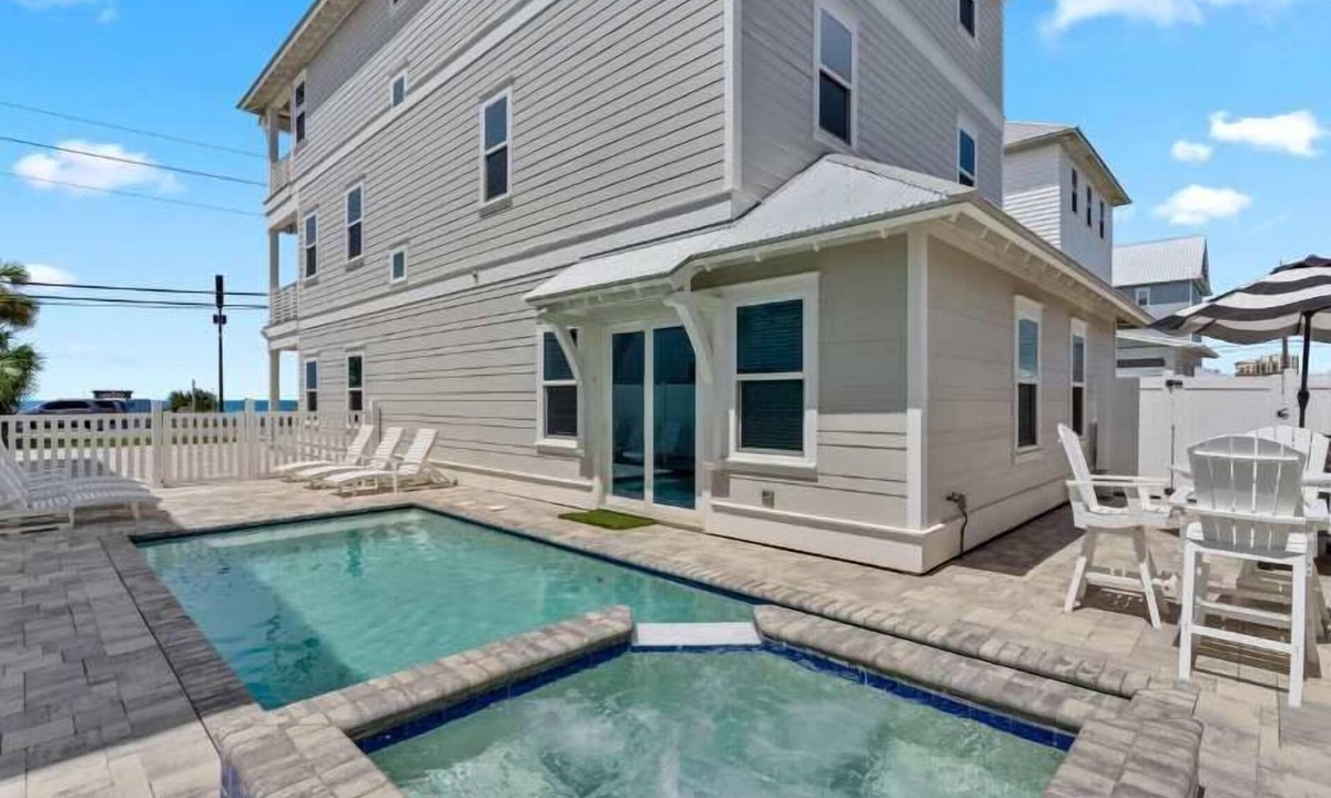 El Centro Beach House | LUX Heavenly Day: Beachfront | Pool | Hot tub