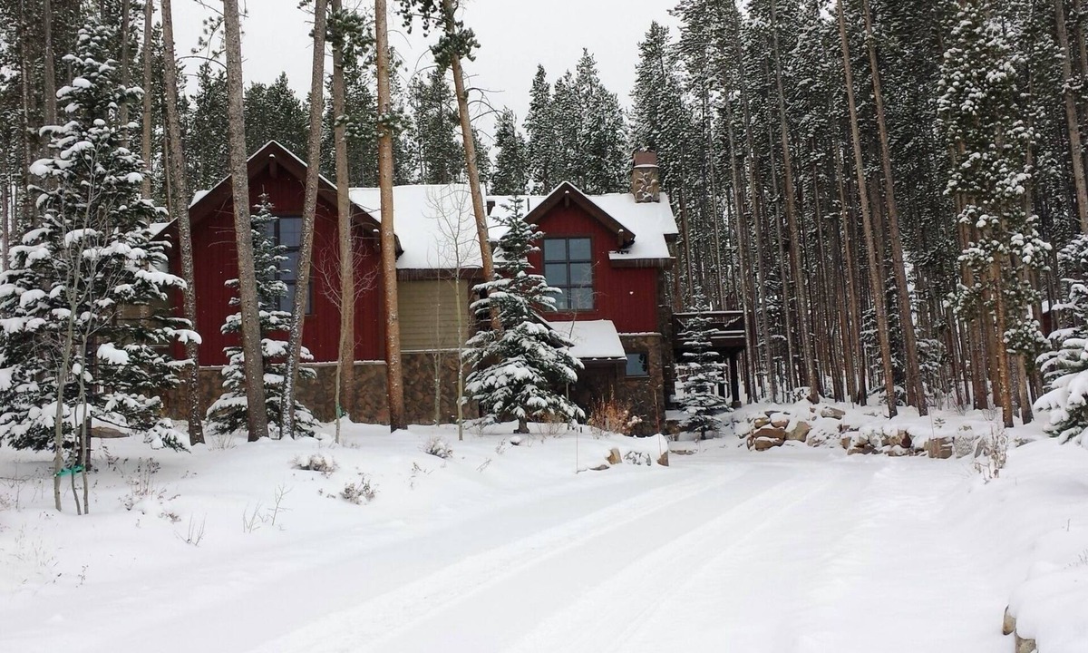 The Highlands House | Lux Home, 3 Fireplaces, Family Friendly, Hot Tub, 4 Private BR W/4 ensuite Bath.