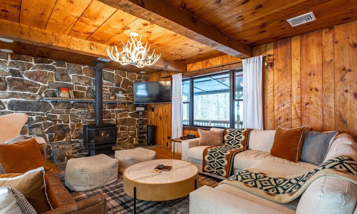 Thompson Ridge Apartment | Lux Hot Tub Cabin w Fire Pit