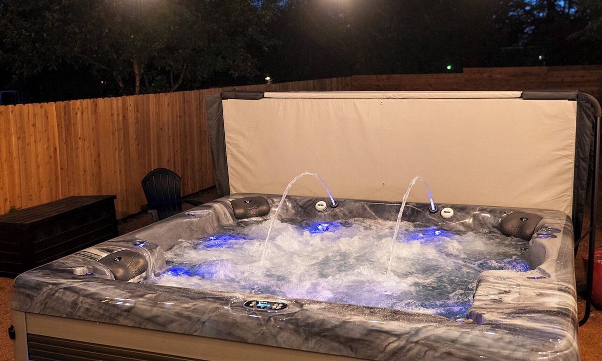 East MLK House | 🏝️LUX Hot Tub +Chiller Near DT: Spa Baths, Yard Games, Arcade, Parking, SLEEPS 18