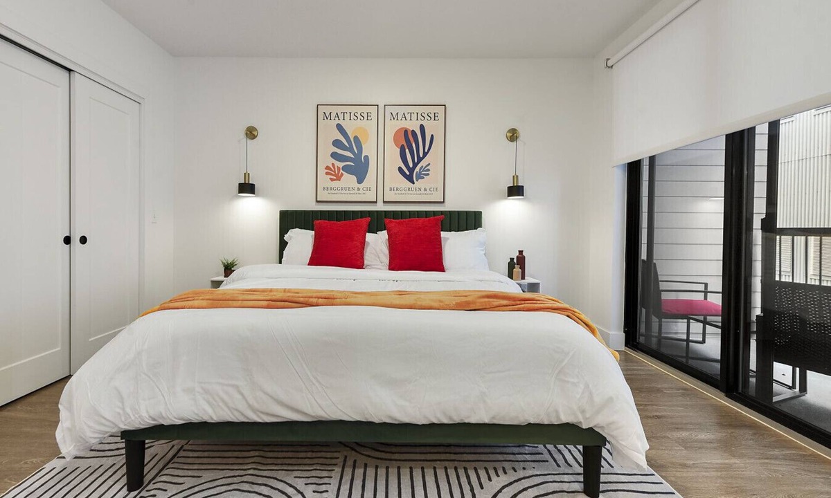 East Liberty Apartment | Lux King Bed | Free Parking + Gym | UPMC+CMU+Pitt