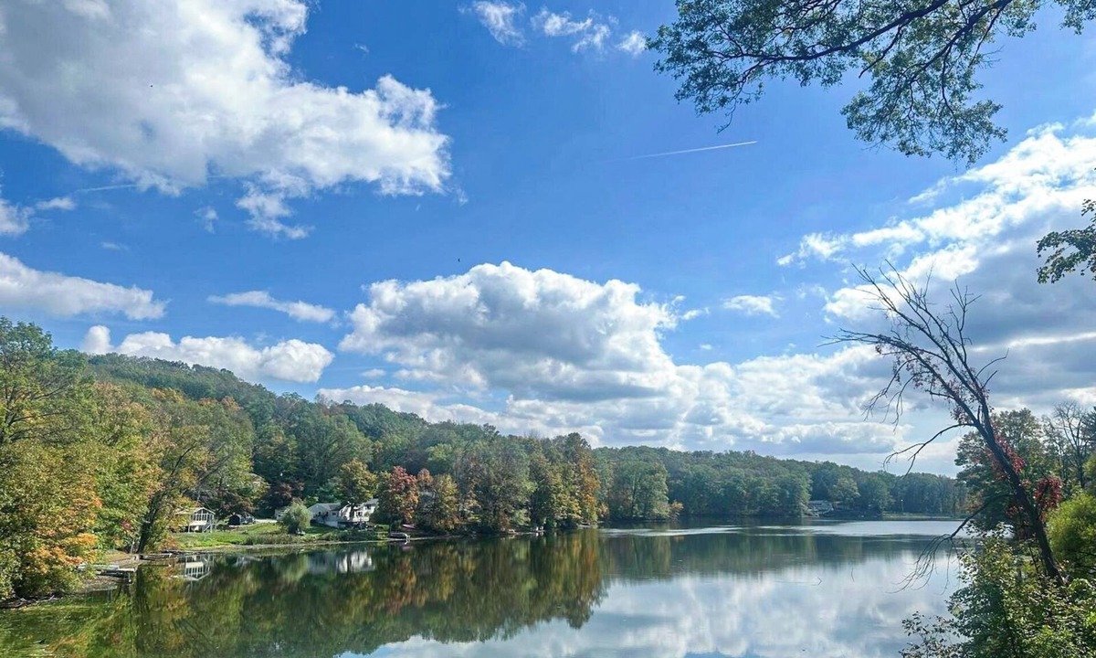 Wantage House | Lux Lake Neepaulin Frontage & Panoramic Views Home