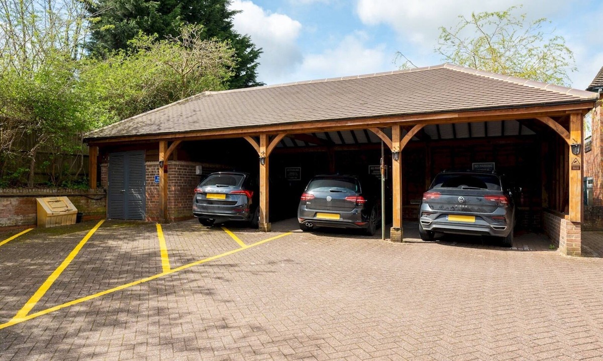 Amersham Apartment | Lux, Light & Spacious- Chilterns - Pass the Keys